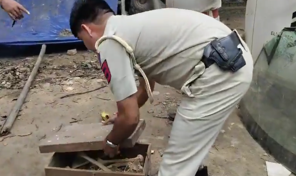 कंकाल मिलने से दिल्ली में मचा हड़कंप,स्कूल से कबाड़ में आने की बात;