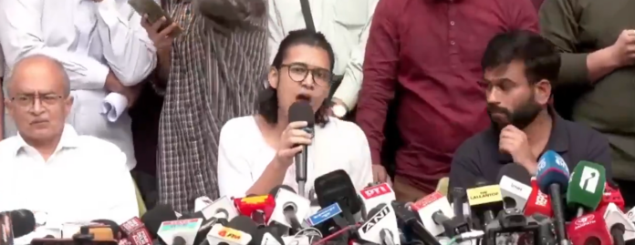 दिल्ली में CJP-AISA की प्रेस कॉन्फ्रेंस में हंगामा, नेहा बोरा के भाषण के बीच हुआ हंगामा