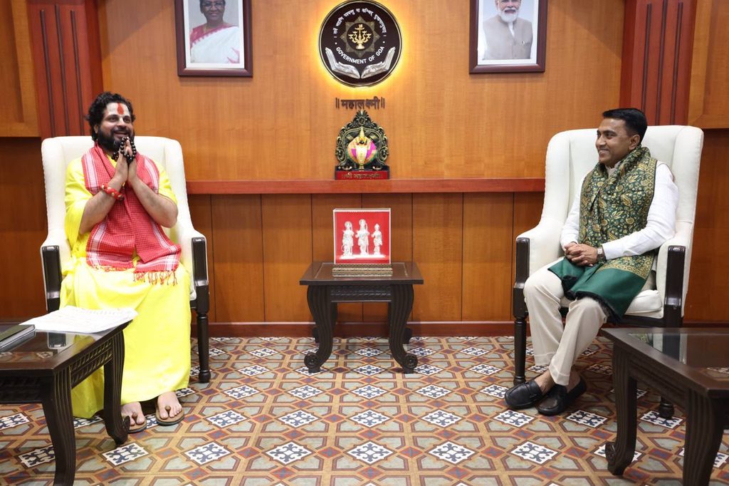 CM प्रमोद सावंत और जगद्गुरु सतीशाचार्य महाराज की मुलाकात में मंदिर निर्माण पर मंथन